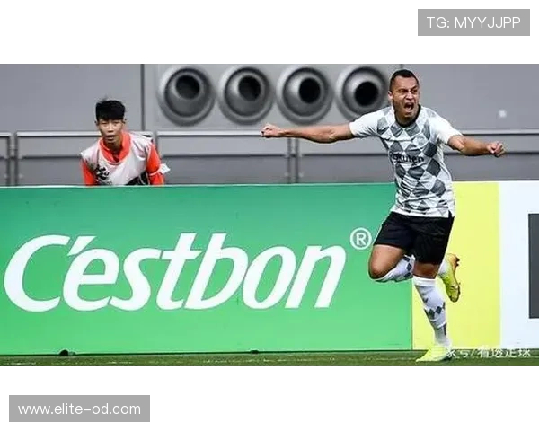 卡纳瓦罗如何通过回撤出球主导防线并限制对手边路进攻？